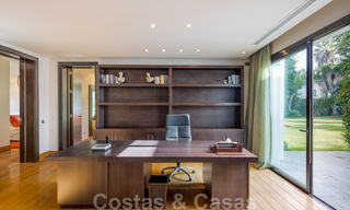 Villa de luxe à vendre de style espagnol à distance de marche de la plage, du terrain de golf et des commodités dans le prestigieux quartier de Guadalmina Baja à Marbella 32920 