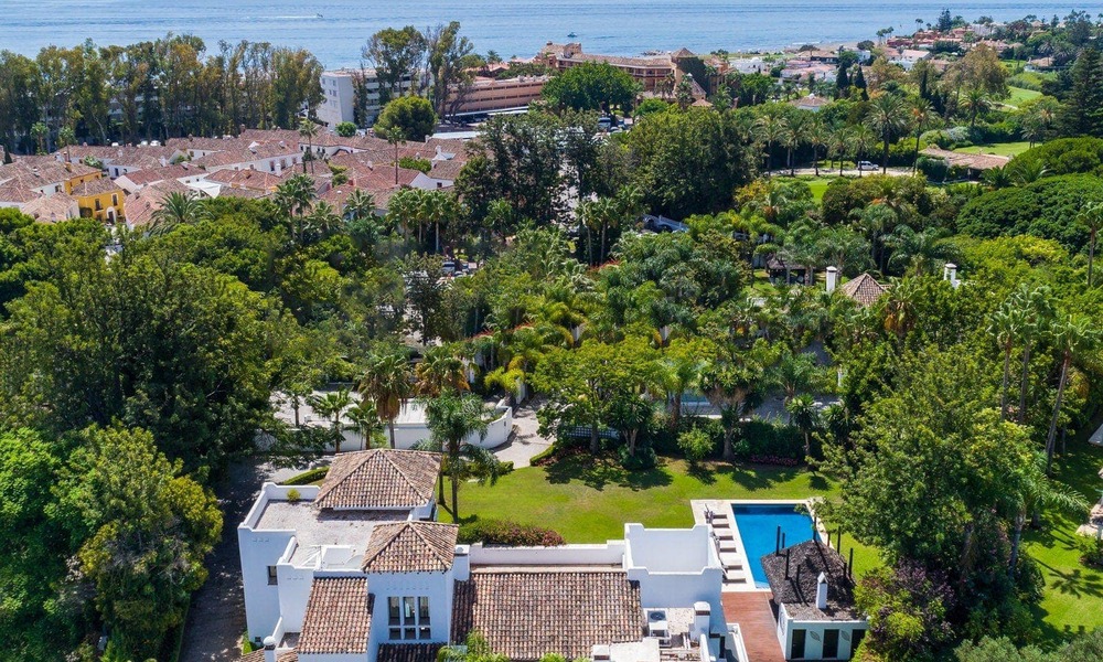 Villa de luxe à vendre de style espagnol à distance de marche de la plage, du terrain de golf et des commodités dans le prestigieux quartier de Guadalmina Baja à Marbella 32921