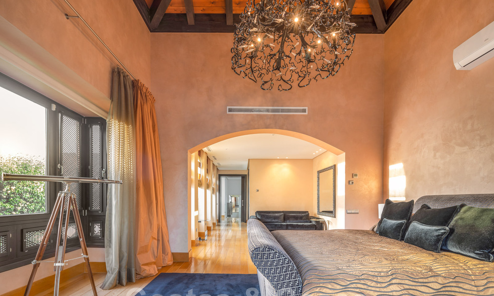 Villa de luxe à vendre de style espagnol à distance de marche de la plage, du terrain de golf et des commodités dans le prestigieux quartier de Guadalmina Baja à Marbella 32923