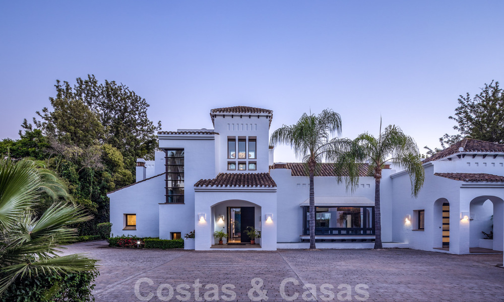 Villa de luxe à vendre de style espagnol à distance de marche de la plage, du terrain de golf et des commodités dans le prestigieux quartier de Guadalmina Baja à Marbella 32924