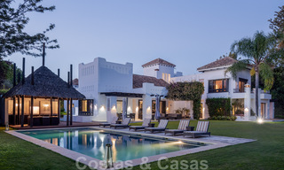 Villa de luxe à vendre de style espagnol à distance de marche de la plage, du terrain de golf et des commodités dans le prestigieux quartier de Guadalmina Baja à Marbella 32925 