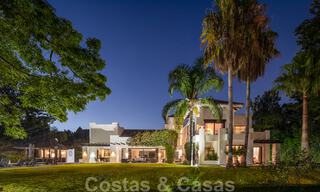 Villa de luxe à vendre de style espagnol à distance de marche de la plage, du terrain de golf et des commodités dans le prestigieux quartier de Guadalmina Baja à Marbella 32926 