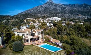 Villa de luxe à vendre dans un style méditerranéen classique avec de belles vues sur la mer dans une communauté fermée sur le Golden Mile, Marbella 32993 