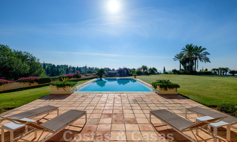 Villa de luxe à vendre dans un style méditerranéen classique avec de belles vues sur la mer dans une communauté fermée sur le Golden Mile, Marbella 32996