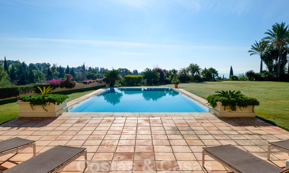 Villa de luxe à vendre dans un style méditerranéen classique avec de belles vues sur la mer dans une communauté fermée sur le Golden Mile, Marbella 32997