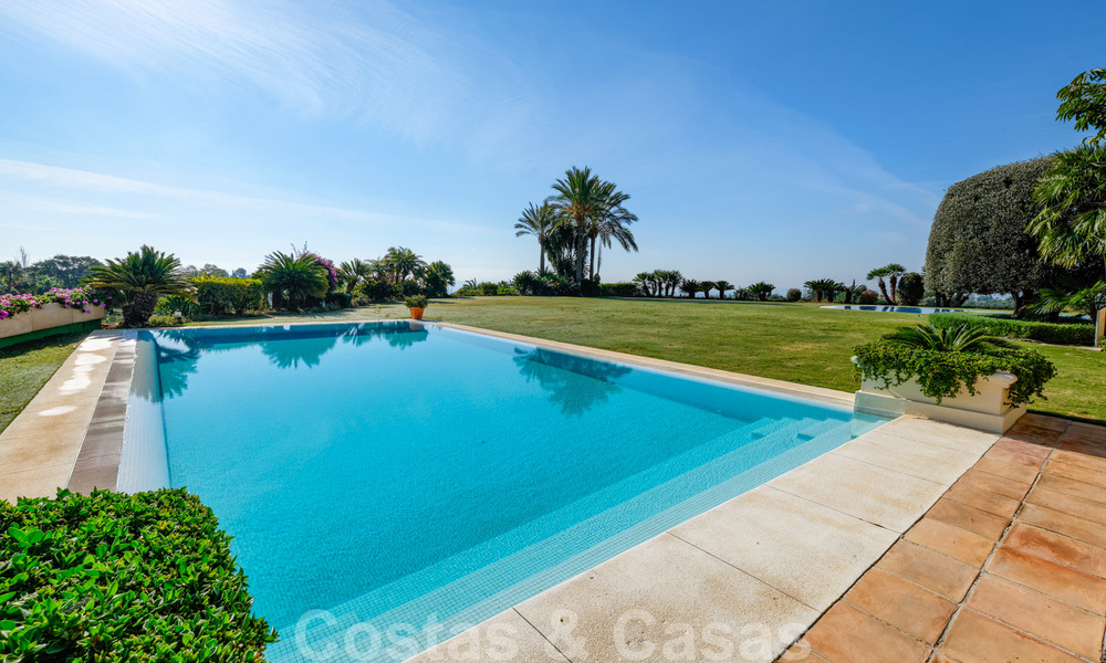 Villa de luxe à vendre dans un style méditerranéen classique avec de belles vues sur la mer dans une communauté fermée sur le Golden Mile, Marbella 32998