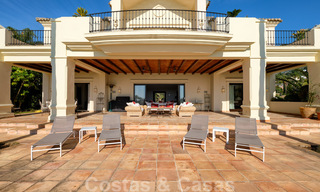 Villa de luxe à vendre dans un style méditerranéen classique avec de belles vues sur la mer dans une communauté fermée sur le Golden Mile, Marbella 32999 