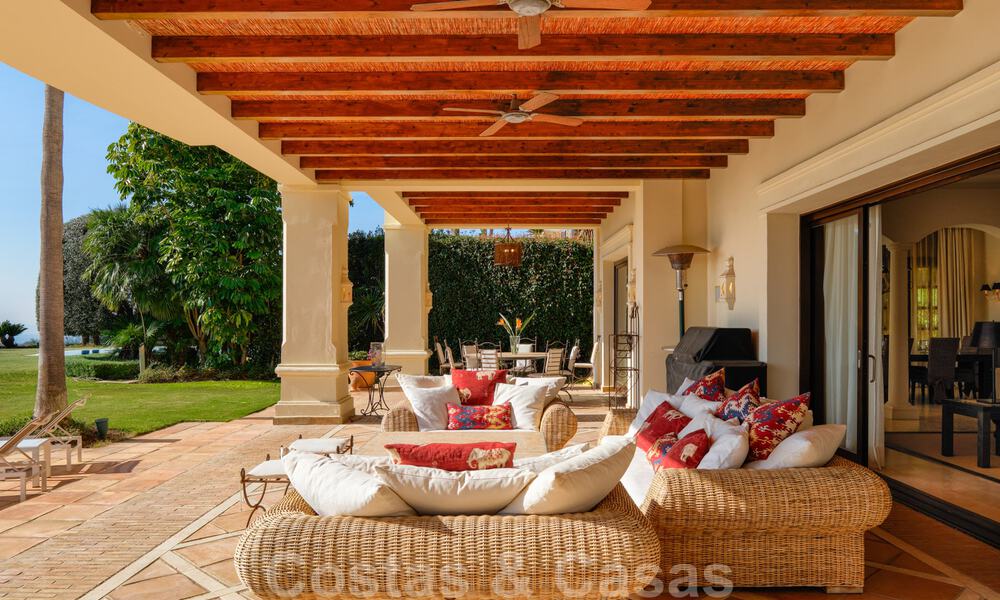Villa de luxe à vendre dans un style méditerranéen classique avec de belles vues sur la mer dans une communauté fermée sur le Golden Mile, Marbella 33000