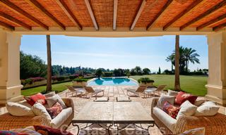 Villa de luxe à vendre dans un style méditerranéen classique avec de belles vues sur la mer dans une communauté fermée sur le Golden Mile, Marbella 33001 