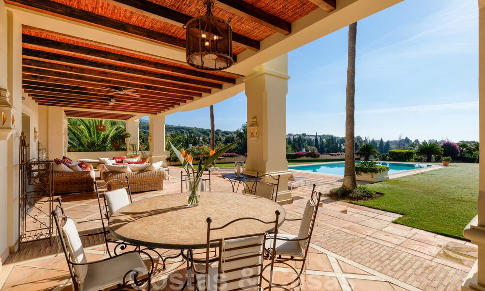 Villa de luxe à vendre dans un style méditerranéen classique avec de belles vues sur la mer dans une communauté fermée sur le Golden Mile, Marbella 33002