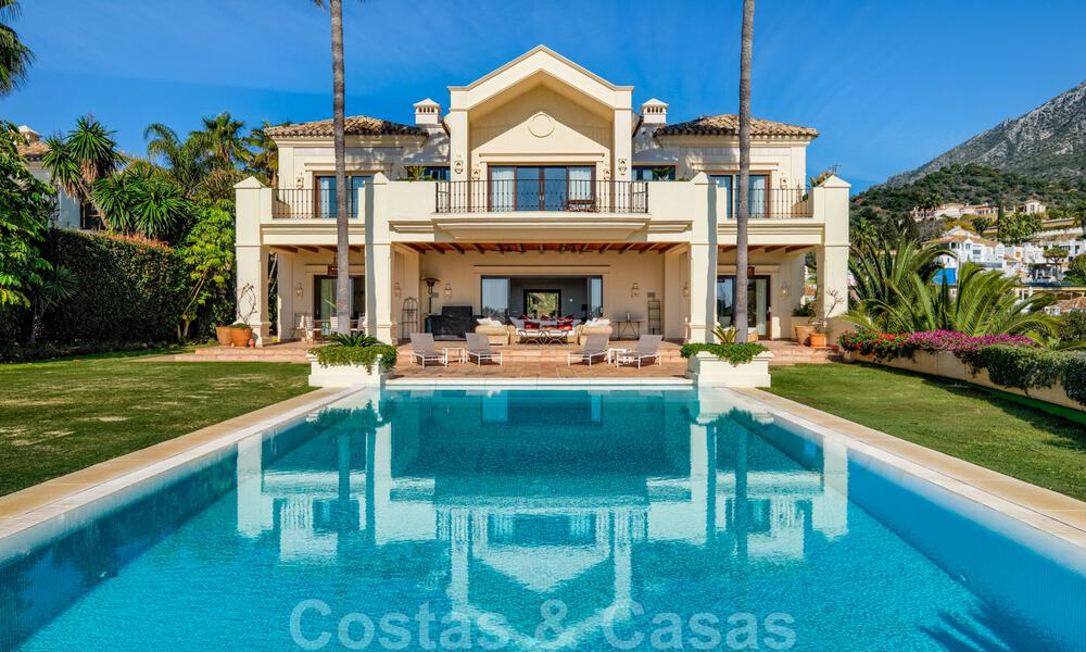 Villa de luxe à vendre dans un style méditerranéen classique avec de belles vues sur la mer dans une communauté fermée sur le Golden Mile, Marbella 33004