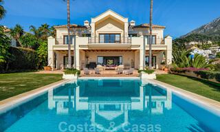 Villa de luxe à vendre dans un style méditerranéen classique avec de belles vues sur la mer dans une communauté fermée sur le Golden Mile, Marbella 33004 