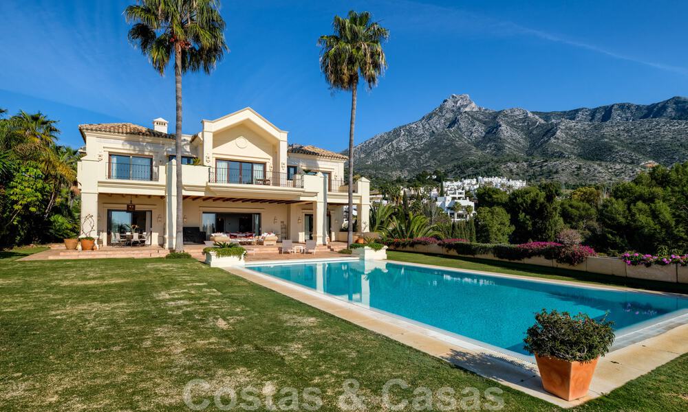 Villa de luxe à vendre dans un style méditerranéen classique avec de belles vues sur la mer dans une communauté fermée sur le Golden Mile, Marbella 33005