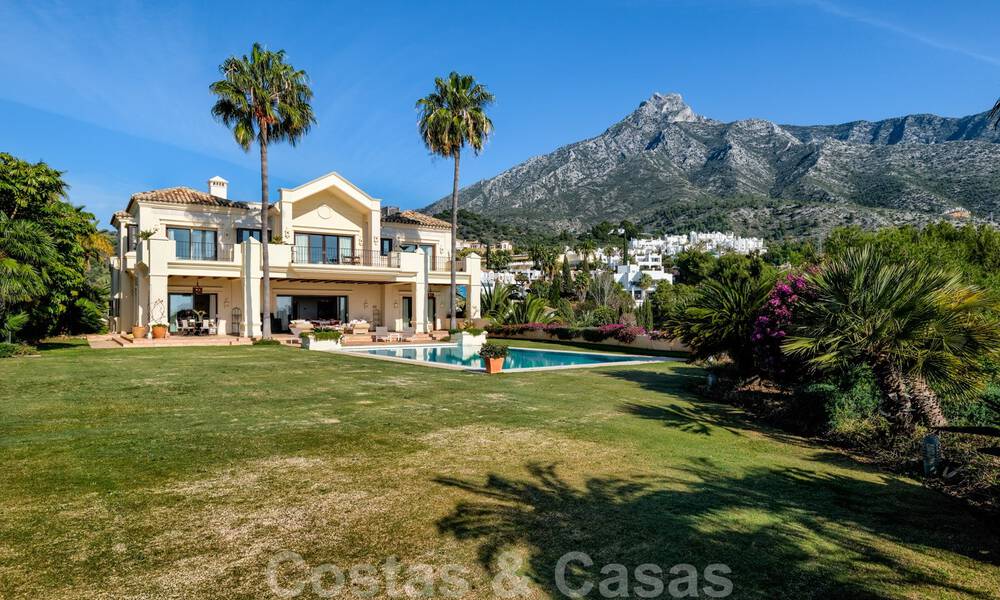 Villa de luxe à vendre dans un style méditerranéen classique avec de belles vues sur la mer dans une communauté fermée sur le Golden Mile, Marbella 33007