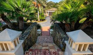 Villa de luxe à vendre dans un style méditerranéen classique avec de belles vues sur la mer dans une communauté fermée sur le Golden Mile, Marbella 33008 