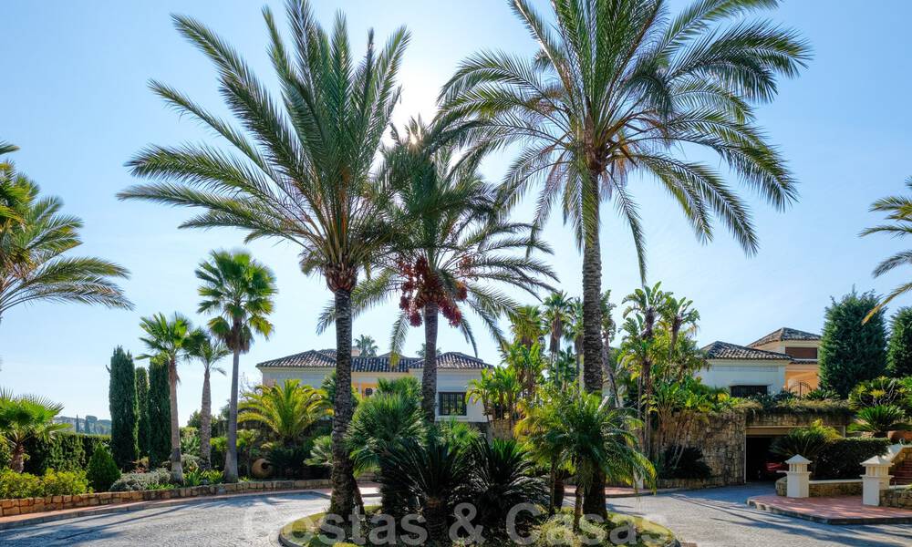 Villa de luxe à vendre dans un style méditerranéen classique avec de belles vues sur la mer dans une communauté fermée sur le Golden Mile, Marbella 33010