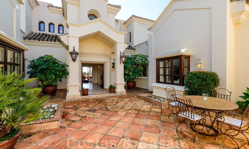 Villa de luxe à vendre dans un style méditerranéen classique avec de belles vues sur la mer dans une communauté fermée sur le Golden Mile, Marbella 33011