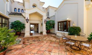 Villa de luxe à vendre dans un style méditerranéen classique avec de belles vues sur la mer dans une communauté fermée sur le Golden Mile, Marbella 33011 