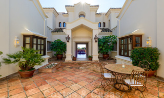 Villa de luxe à vendre dans un style méditerranéen classique avec de belles vues sur la mer dans une communauté fermée sur le Golden Mile, Marbella 33012 