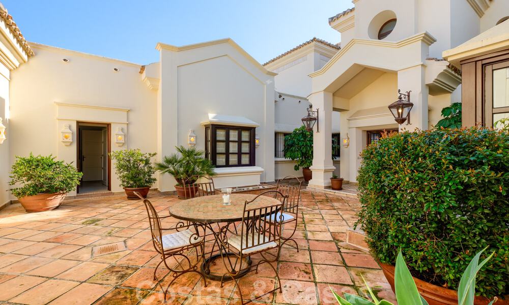 Villa de luxe à vendre dans un style méditerranéen classique avec de belles vues sur la mer dans une communauté fermée sur le Golden Mile, Marbella 33013
