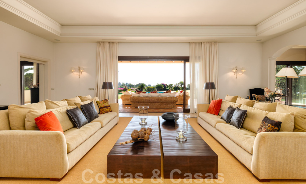 Villa de luxe à vendre dans un style méditerranéen classique avec de belles vues sur la mer dans une communauté fermée sur le Golden Mile, Marbella 33015