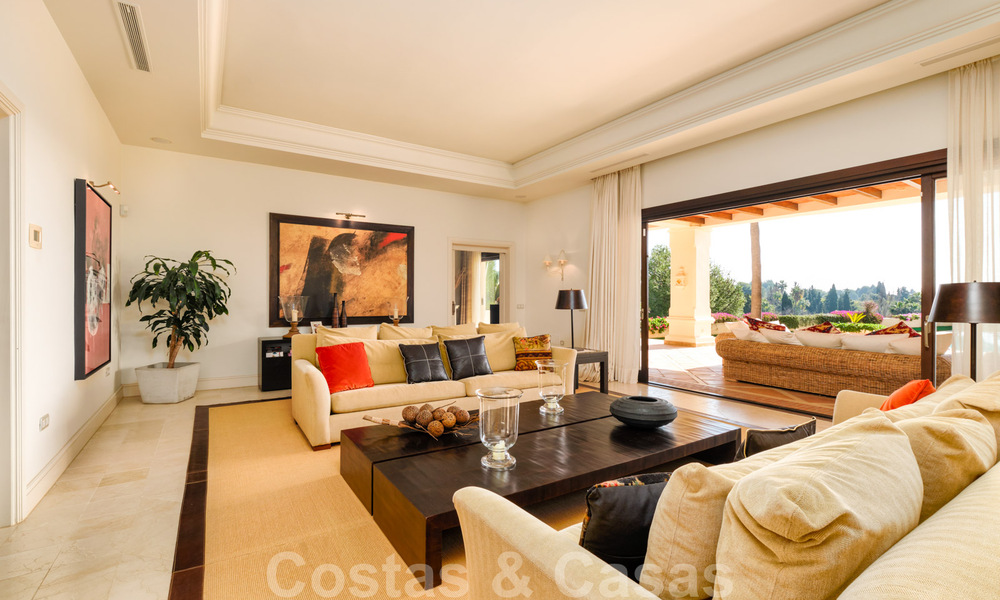 Villa de luxe à vendre dans un style méditerranéen classique avec de belles vues sur la mer dans une communauté fermée sur le Golden Mile, Marbella 33016