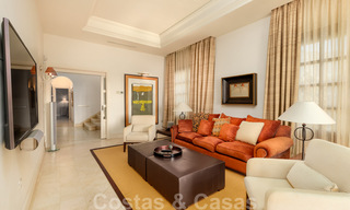 Villa de luxe à vendre dans un style méditerranéen classique avec de belles vues sur la mer dans une communauté fermée sur le Golden Mile, Marbella 33019 