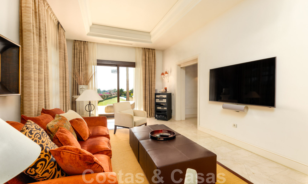 Villa de luxe à vendre dans un style méditerranéen classique avec de belles vues sur la mer dans une communauté fermée sur le Golden Mile, Marbella 33020