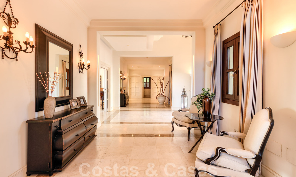Villa de luxe à vendre dans un style méditerranéen classique avec de belles vues sur la mer dans une communauté fermée sur le Golden Mile, Marbella 33021