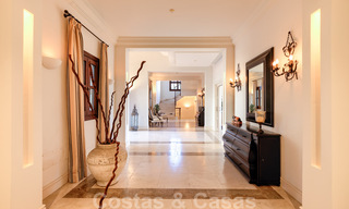 Villa de luxe à vendre dans un style méditerranéen classique avec de belles vues sur la mer dans une communauté fermée sur le Golden Mile, Marbella 33022 