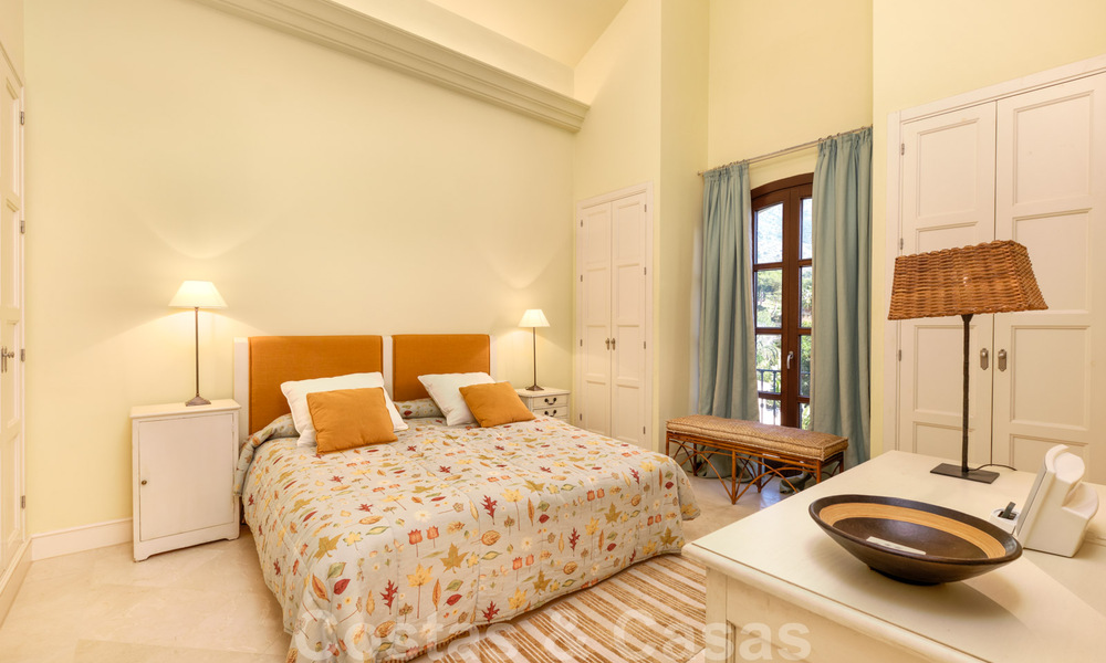 Villa de luxe à vendre dans un style méditerranéen classique avec de belles vues sur la mer dans une communauté fermée sur le Golden Mile, Marbella 33023