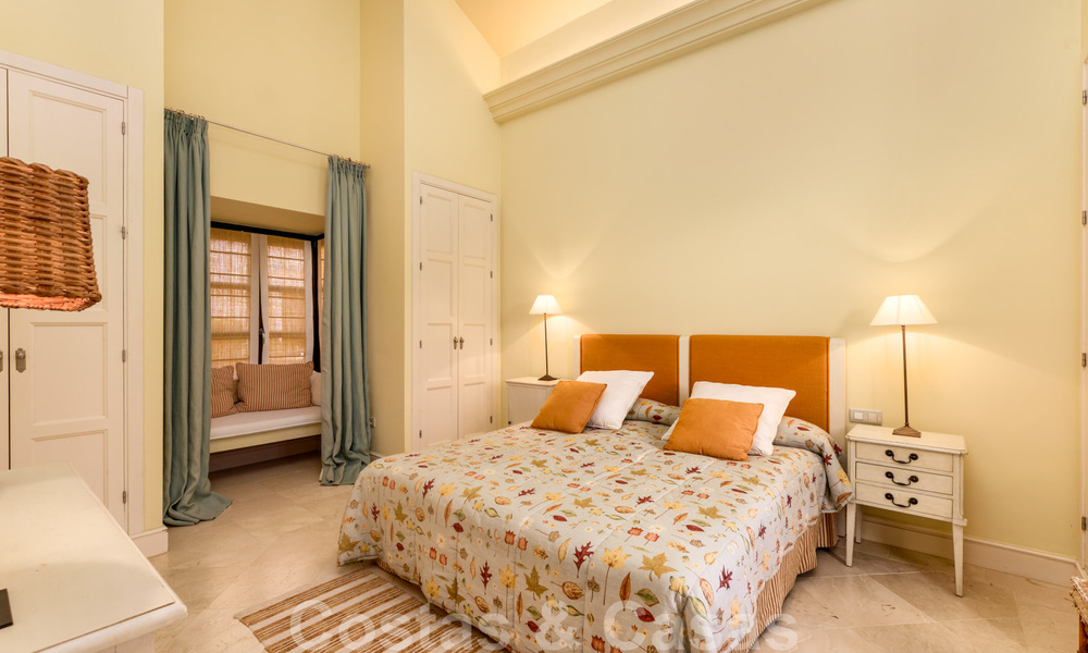 Villa de luxe à vendre dans un style méditerranéen classique avec de belles vues sur la mer dans une communauté fermée sur le Golden Mile, Marbella 33024