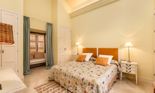 Villa de luxe à vendre dans un style méditerranéen classique avec de belles vues sur la mer dans une communauté fermée sur le Golden Mile, Marbella 33024 