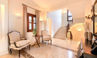 Villa de luxe à vendre dans un style méditerranéen classique avec de belles vues sur la mer dans une communauté fermée sur le Golden Mile, Marbella 33029 