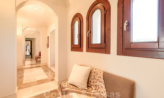 Villa de luxe à vendre dans un style méditerranéen classique avec de belles vues sur la mer dans une communauté fermée sur le Golden Mile, Marbella 33031 