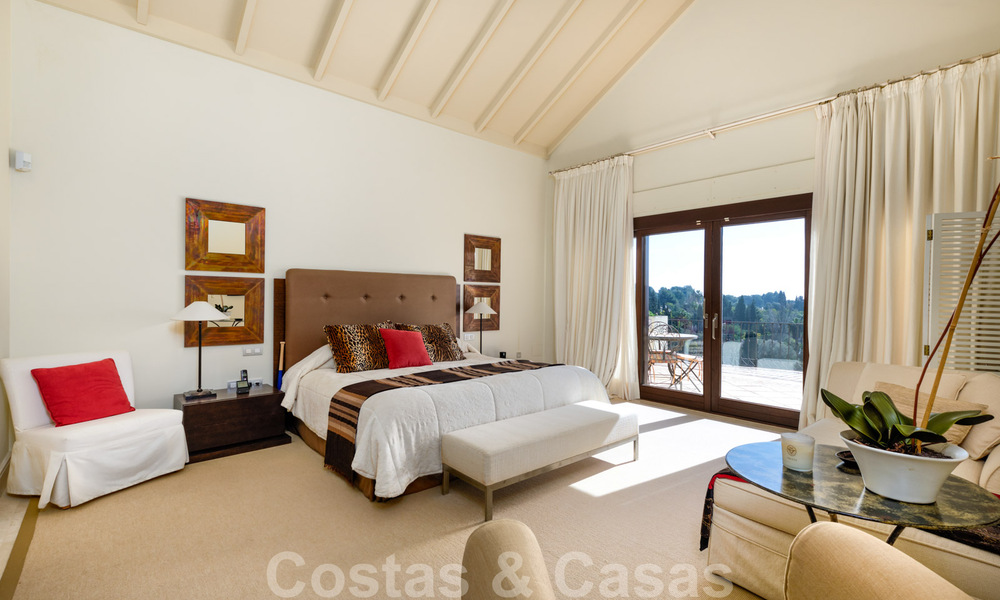 Villa de luxe à vendre dans un style méditerranéen classique avec de belles vues sur la mer dans une communauté fermée sur le Golden Mile, Marbella 33036