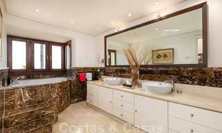 Villa de luxe à vendre dans un style méditerranéen classique avec de belles vues sur la mer dans une communauté fermée sur le Golden Mile, Marbella 33038 