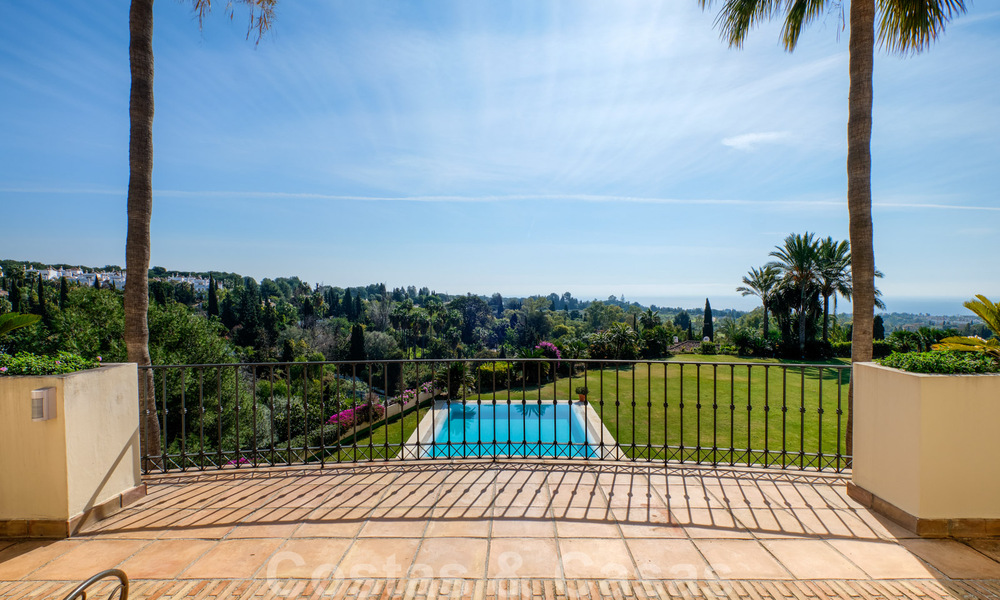 Villa de luxe à vendre dans un style méditerranéen classique avec de belles vues sur la mer dans une communauté fermée sur le Golden Mile, Marbella 33044
