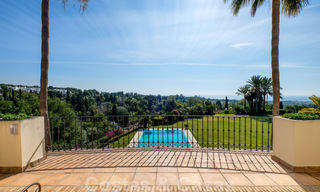 Villa de luxe à vendre dans un style méditerranéen classique avec de belles vues sur la mer dans une communauté fermée sur le Golden Mile, Marbella 33044 