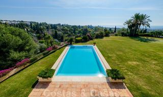 Villa de luxe à vendre dans un style méditerranéen classique avec de belles vues sur la mer dans une communauté fermée sur le Golden Mile, Marbella 33045 