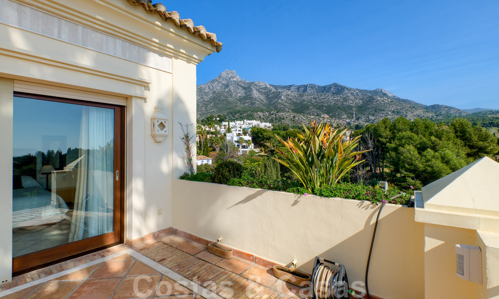 Villa de luxe à vendre dans un style méditerranéen classique avec de belles vues sur la mer dans une communauté fermée sur le Golden Mile, Marbella 33047