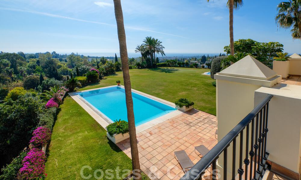 Villa de luxe à vendre dans un style méditerranéen classique avec de belles vues sur la mer dans une communauté fermée sur le Golden Mile, Marbella 33048