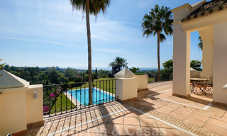 Villa de luxe à vendre dans un style méditerranéen classique avec de belles vues sur la mer dans une communauté fermée sur le Golden Mile, Marbella 33049 