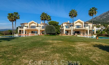 Deux villas de luxe côte à côte à vendre sur une seule propriété, construites dans un style méditerranéen classique avec une vue panoramique imprenable sur la mer, dans une communauté fermée sur le Golden Mile, à Marbella 33051