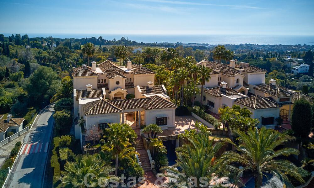 Deux villas de luxe côte à côte à vendre sur une seule propriété, construites dans un style méditerranéen classique avec une vue panoramique imprenable sur la mer, dans une communauté fermée sur le Golden Mile, à Marbella 33053