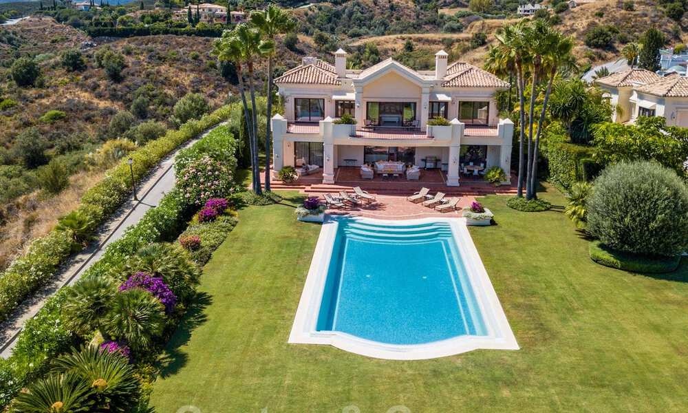 Deux villas de luxe côte à côte à vendre sur une seule propriété, construites dans un style méditerranéen classique avec une vue panoramique imprenable sur la mer, dans une communauté fermée sur le Golden Mile, à Marbella 33054