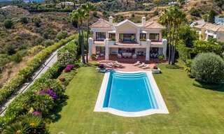 Deux villas de luxe côte à côte à vendre sur une seule propriété, construites dans un style méditerranéen classique avec une vue panoramique imprenable sur la mer, dans une communauté fermée sur le Golden Mile, à Marbella 33054 