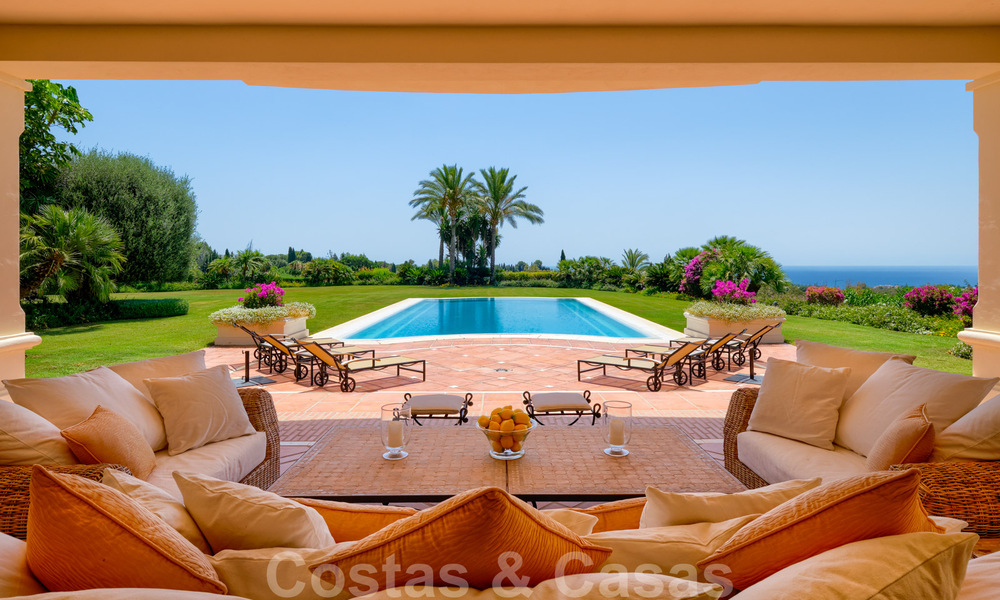 Deux villas de luxe côte à côte à vendre sur une seule propriété, construites dans un style méditerranéen classique avec une vue panoramique imprenable sur la mer, dans une communauté fermée sur le Golden Mile, à Marbella 33062