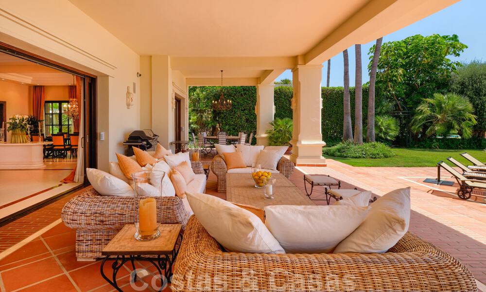 Deux villas de luxe côte à côte à vendre sur une seule propriété, construites dans un style méditerranéen classique avec une vue panoramique imprenable sur la mer, dans une communauté fermée sur le Golden Mile, à Marbella 33063
