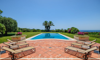 Deux villas de luxe côte à côte à vendre sur une seule propriété, construites dans un style méditerranéen classique avec une vue panoramique imprenable sur la mer, dans une communauté fermée sur le Golden Mile, à Marbella 33064 